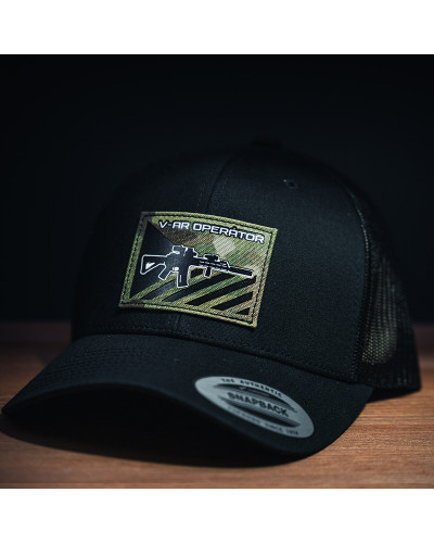 Kšiltovka typu trucker v černé barvě, vojenského stylu. merch V-AR.