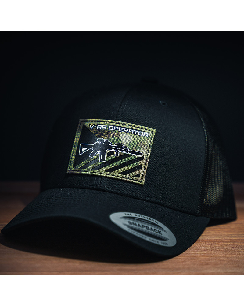 Kšiltovka typu trucker v černé barvě, vojenského stylu. merch V-AR.