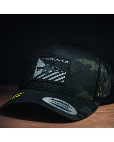 Kšiltovka typu trucker, vojenského stylu. merch V-AR patch v šedé barvě.