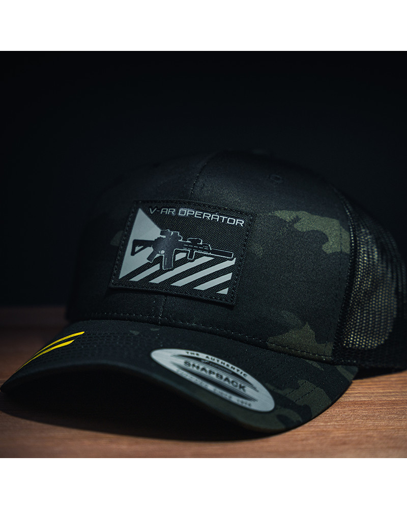 Kšiltovka typu trucker, vojenského stylu. merch V-AR patch v šedé barvě.
