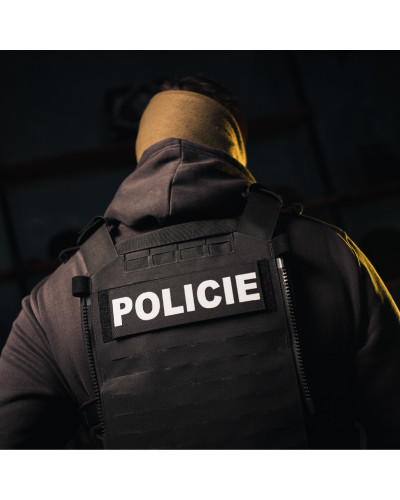NÁPIS POLICIE NA NOSIČ PLÁTŮ